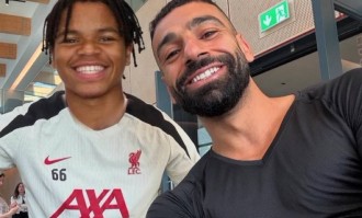 利物浦16岁小将走红，萨拉赫劝其保持谦逊，远离社交媒体
